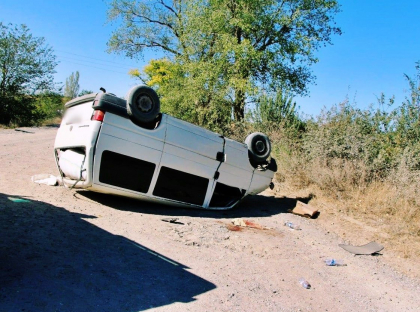 Politist prins cu o incarcatura dubioasa, dupa ce s-a rasturnat cu masina pe un drum din raionul Criuleni. Barbatul, recent angajat in politie, transporta marfa de contrabanda Politist prins cu o incarcatura dubioasa, dupa ce s-a rasturnat cu masina pe un drum din raionul Criuleni. Barbatul, recent angajat in politie, transporta marfa de contrabanda