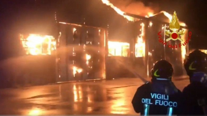 Explozii si un incendiu de proportii in portul italian Ancona. Scolile si parcurile au fost inchise - VIDEO