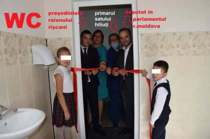 De nemaivazut. Socialistii au inaugurat ...un veceu dintr-o scoala din raionul Rascani. Inghesuita in pragul blocului sanitar, conducerea raionului a taiat panglica rosie, tinuta de doi copii - VIDEO  De nemaivazut. Socialistii au inaugurat ...un veceu dintr-o scoala din raionul Rascani. Inghesuita in pragul blocului sanitar, conducerea raionului a taiat panglica rosie, tinuta de doi copii - VIDEO