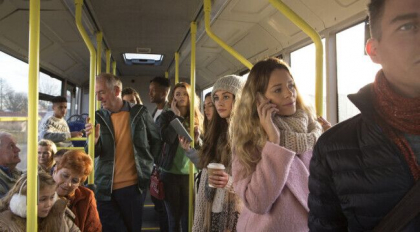 Un barbat s-a urcat in autobuz cu un sarpe viu pe post de masca - FOTO Un barbat s-a urcat in autobuz cu un sarpe viu pe post de masca - FOTO