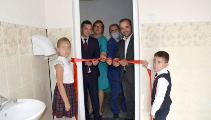 Ce spune mama elevei care tine panglica rosie in veceul inaugurat din scoala in timp ce conducerea raionului Rascani se fotografiaza - VIDEO