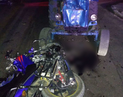 O tanara a murit dupa ce motocicleta pe care se afla s-a izbit frontal intr-un tractor, la Stefan Voda. Tractorul se deplasa pe contrasens, iar soferul era in stare de ebrietate