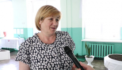 A depasit atributiile de serviciu. Presedintele raionului Rascani a chemat-o „la covor” pe profesoara din Hiliuti care a comentat cazul „taierea panglicii la WC”
