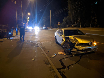 Accident nocturn in capitala. Un Lexus s-a ciocnit cu o masina de taxi. Automobilele - grav avariate - FOTO/VIDEO