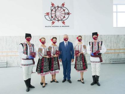 Continua inmanarea distinctiilor de catre Igor Dodon. De aceasta data, le-au primit artistii Baletului national "Joc" - GALERIE FOTO
