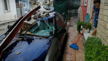 Uraganul mediteranean Ianos face primele victime: O femeie a fost gasita moarta in casa inundata, iar un barbat a murit langa un spital Uraganul mediteranean Ianos face primele victime: O femeie a fost gasita moarta in casa inundata, iar un barbat a murit langa un spital