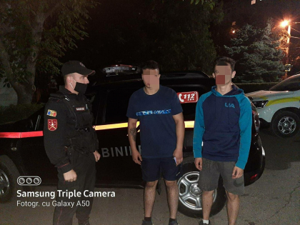 I-au retinut in flagrant. Carabinierii au observat momentul in care un tanar era jefuit pe o strada din capitala