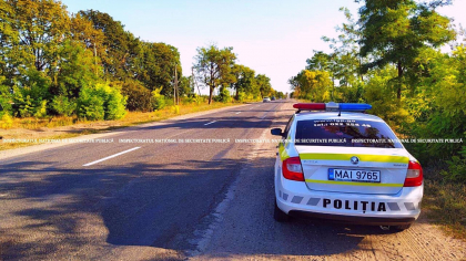Mai multi soferi - trasi pe dreapta si amendati de politisti Mai multi soferi - trasi pe dreapta si amendati de politisti