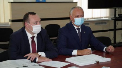 Igor Dodon a depus listele cu semnaturi la CEC pentru inscrierea in cursa pentru prezidentiale Igor Dodon a depus listele cu semnaturi la CEC pentru inscrierea in cursa pentru prezidentiale