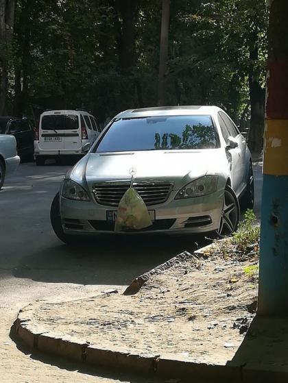 Isprava unui locuitor al capitalei. Cum a agatat un cos cu gunoi pe un Mercedes - FOTO Isprava unui locuitor al capitalei. Cum a agatat un cos cu gunoi pe un Mercedes - FOTO