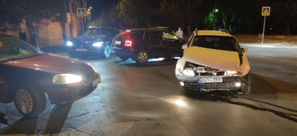 Accident cu implicarea unei masini de politie. Doua persoane, transportate la spital - GALERIE FOTO Accident cu implicarea unei masini de politie. Doua persoane, transportate la spital - GALERIE FOTO