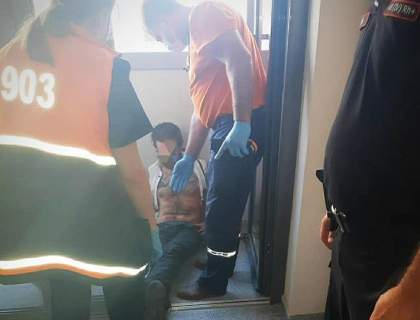 Infractiune la betie. Un barbat, transportat la spital dupa ce a fost injunghiat de catre amicii de pahar. Victima, salvata de un echipaj de carabinieri - FOTO