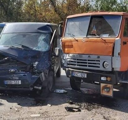 Un microbuz s-a ciocnit cu un camion, pe o strada din capitala. Autoturismele - grav avariate. Ce spun oamenii legii 