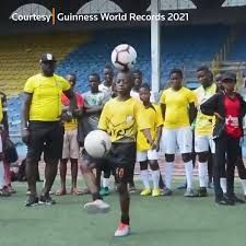 Un pusti de 12 ani din Nigeria a intrat in Cartea Recordurilor dupa ce a tinut mingea pe picior de 111 ori in timp ce avea alt balon pe cap - VIDEO