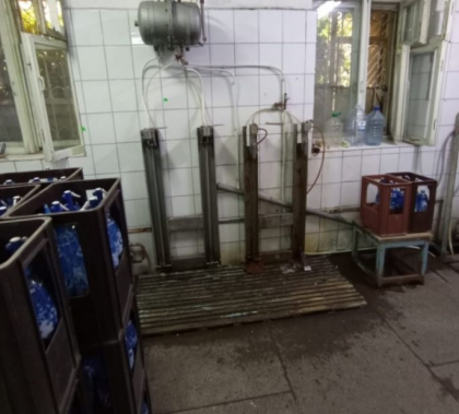 Peste 800 de butelii cu apa carbogazoasa, ridicate dupa ce au fost depistate conditii antisanitare la o sectie de producere din Balti. Ce spun oamenii legii - FOTO/VIDEO