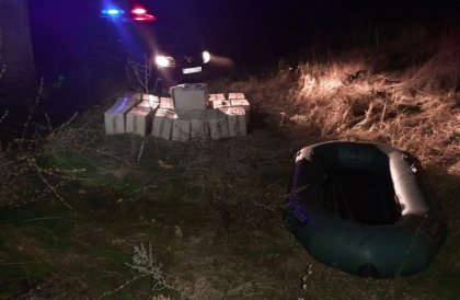11 mii de pachete cu tigari, si o barca gonflabila, gasite pe malul raului Nistru - VIDEO 11 mii de pachete cu tigari, si o barca gonflabila, gasite pe malul raului Nistru - VIDEO