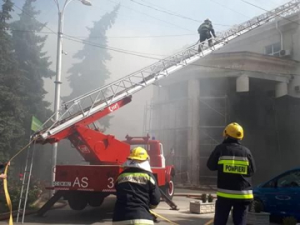 Dupa sapte ore de interventie continua pompierii inca lucreaza la fata locului, pentru lichidarea completa a incendiului izbucnit la Filarmonica Nationala
