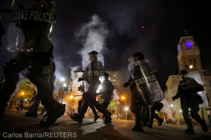 SUA: Un politist ranit de gloante in cursul unei manifestatii la Louisville SUA: Un politist ranit de gloante in cursul unei manifestatii la Louisville