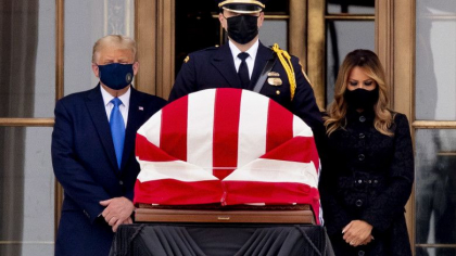 Donald Trump a fost huiduit de protestatarii furiosi, in timp ce-i aducea un ultim omagiu judecatoarei Ruth Ginsburg
Donald Trump a fost huiduit de protestatarii furiosi, in timp ce-i aducea un ultim omagiu judecatoarei Ruth Ginsburg