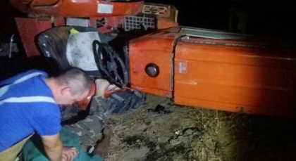 Un barbat a murit, dupa ce a fost strivit de propriul tractor care s-a rasturnat pe un camp din Nisporeni. Ce spune politia Un barbat a murit, dupa ce a fost strivit de propriul tractor care s-a rasturnat pe un camp din Nisporeni. Ce spune politia