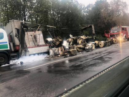 Un TIR, mistuit de flacari la Ialoveni. Au intervenit patru echipaje de pompieri - FOTO Un TIR, mistuit de flacari la Ialoveni. Au intervenit patru echipaje de pompieri - FOTO
