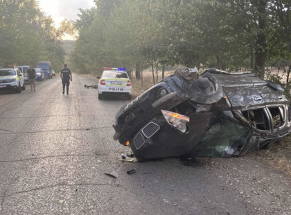 Grav accident la Cahul. Un barbat a murit, iar altii doi au ajuns in stare grava la spital, dupa ce masina in care se aflau s-a rasturnat. Soferul avea viteza excesiva - FOTO