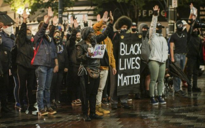 Un politist trece cu bicicleta peste capul unui protestatar, in timpul unei manifestatii din SUA legate de asasinarea unei afro-americane chiar de politie - VIDEO Un politist trece cu bicicleta peste capul unui protestatar, in timpul unei manifestatii din SUA legate de asasinarea unei afro-americane chiar de politie - VIDEO