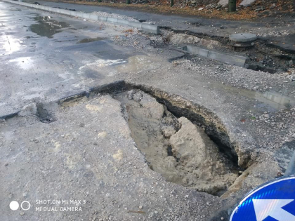 O portiune a santierului de pe strada Albisoara - distrusa din cauza ploii  - FOTO