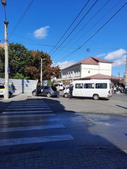 Accident cu implicarea unui microbuz de ruta in sectorul Centru al capitalei. Doi pasageri - transportati la spital - FOTO Accident cu implicarea unui microbuz de ruta in sectorul Centru al capitalei. Doi pasageri - transportati la spital - FOTO