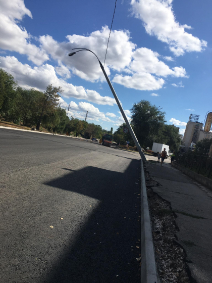 Pericol pe strada Albisoara. Un stalp recent instalat sta sa cada peste sosea - FOTO Pericol pe strada Albisoara. Un stalp recent instalat sta sa cada peste sosea - FOTO