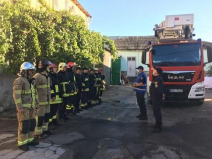 Lucrarile la Filarmonica Nationala continua. Pompierii si salvatorii lucreaza pentru a demonta de pe acoperisul cladirii partile constructive cu risc de prabusire Lucrarile la Filarmonica Nationala continua. Pompierii si salvatorii lucreaza pentru a demonta de pe acoperisul cladirii partile constructive cu risc de prabusire