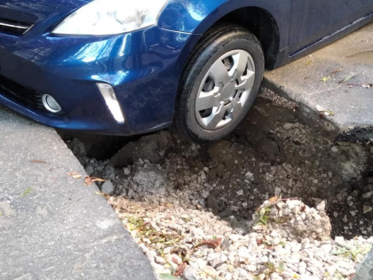 Ghinion pentru un sofer din capitala. Acesta a ramas cu masina blocata intr-un sant, iar pentru a o scoate de acolo a fost nevoie de interventia pompierilor - FOTO