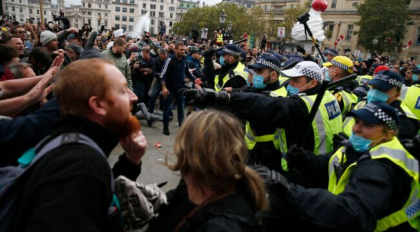 Protest violent anti-”Covid-1984” la Londra. Mai multi politisti au fost raniti Protest violent anti-”Covid-1984” la Londra. Mai multi politisti au fost raniti