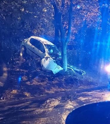 O masina a ajuns intr-un copac, pe o strada din capitala. Vehiculul a fost furat din fata casei proprietarilor, iar barbatul care se afla la volan a fugit de la fata locului - FOTO O masina a ajuns intr-un copac, pe o strada din capitala. Vehiculul a fost furat din fata casei proprietarilor, iar barbatul care se afla la volan a fugit de la fata locului - FOTO