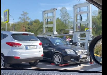 A inceput evacuarea automobilelor parcate neregulamentar pe strazile capitalei. Cat ii va costa amenda pe soferi, in dependenta de vehicul si timpul cat automobilul se va afla la parcarea speciala - VIDEO