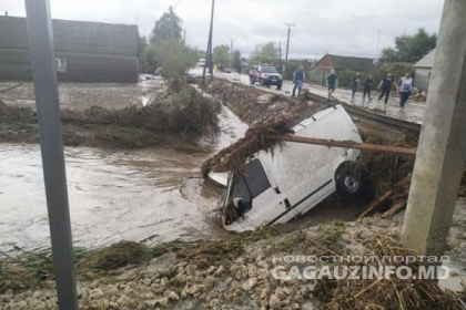 Inundatii la Comrat. Circa 50 de gospodarii, distruse, iar un microbuz a ramas blocat in ape - GALERIE FOTO Inundatii la Comrat. Circa 50 de gospodarii, distruse, iar un microbuz a ramas blocat in ape - GALERIE FOTO