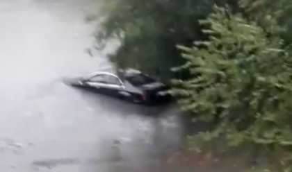 Un Mercedes-Benz S-Class, inecat pe str. Varnita din Chisinau. Strada este complet inundata Un Mercedes-Benz S-Class, inecat pe str. Varnita din Chisinau. Strada este complet inundata