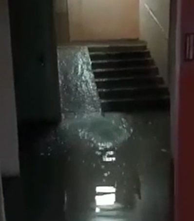 Nu doar strazile sunt inundate. Scarile mai multor blocuri locative din sectorul Buiucani, pline cu apa - VIDEO Nu doar strazile sunt inundate. Scarile mai multor blocuri locative din sectorul Buiucani, pline cu apa - VIDEO