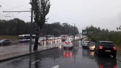 Atentie, soferi! In urma ploii, circulatia transportului public pe cateva strazi din capitala - sistata. Rutele care si-au modificat traseul. Anuntul primariei Atentie, soferi! In urma ploii, circulatia transportului public pe cateva strazi din capitala - sistata. Rutele care si-au modificat traseul. Anuntul primariei