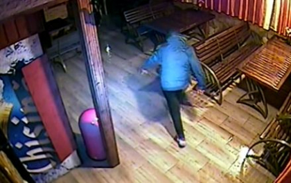 Sase persoane, retinute dupa ce au incendiat si au distrus intentionat un magazin care apartine unei familii din Cahul. Faptasii ii santajau si le cereau bani - VIDEO
Sase persoane, retinute dupa ce au incendiat si au distrus intentionat un magazin care apartine unei familii din Cahul. Faptasii ii santajau si le cereau bani - VIDEO