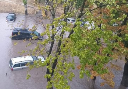 Ploile au facut potop in capitala: mai multe masini, inundate - FOTO