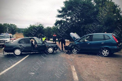 Un sofer beat s-a izbit frontal cu masina intr-un alt automobil, pe o sosea din stanga Nistrului - FOTO