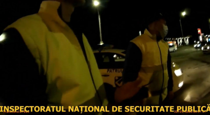 Imagini noi de la retinerile nocturne: cinci tinere, printre care si o minora, incatusate dupa ce una dintre ele, fara permis de conducere, a trecut cu masina la culoarea rosie a semaforului - VIDEO Imagini noi de la retinerile nocturne: cinci tinere, printre care si o minora, incatusate dupa ce una dintre ele, fara permis de conducere, a trecut cu masina la culoarea rosie a semaforului - VIDEO