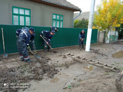 Peste 500 de tone de namol au fost evacuate din gospodariile afectate de ploi, la Comrat - GALERIE FOTO
