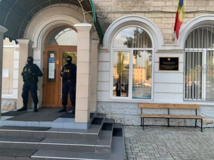 Schema de coruptie la ANTA: Fosti si actuali angajati, documentati de CNA pentru vanzarea ilegala a autorizatiilor de transport a marfurilor