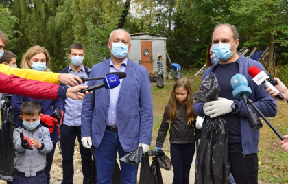 Igor Dodon este ajutat de Primarie in campania prezidentiala? Ceban la cot cu Dodon s-au apucat sa faca curatenie intr-un parc din capitala - GALERIE FOTO Igor Dodon este ajutat de Primarie in campania prezidentiala? Ceban la cot cu Dodon s-au apucat sa faca curatenie intr-un parc din capitala - GALERIE FOTO