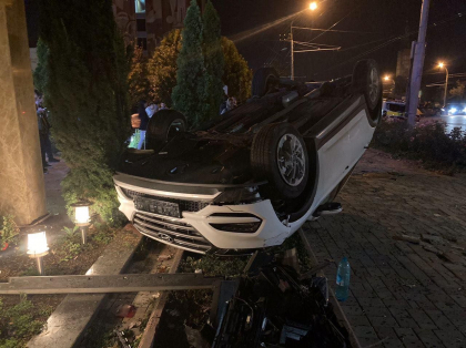 Ce spune politia despre accidentul cu implicarea masinii de politie in care un automobil s-a rasturnat, in centrul capitalei - FOTO