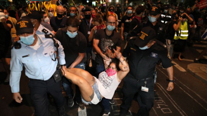 In ciuda restrictiilor privind protestele, israelienii au iesit in strada impotriva lui Netanyahu. Politia a arestat 30 de persoane