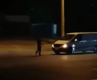 Momentul in care un barbat drogat loveste cu pumii si picioarele in mai multe automobile, pe o strada din capitala - VIDEO Momentul in care un barbat drogat loveste cu pumii si picioarele in mai multe automobile, pe o strada din capitala - VIDEO