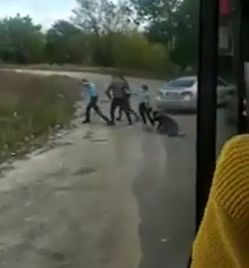 Bataie intre soferul unui microbuz si pasagerii altui autoturism, in plina strada, la Balti. Momentul surprins de un martor - VIDEO Bataie intre soferul unui microbuz si pasagerii altui autoturism, in plina strada, la Balti. Momentul surprins de un martor - VIDEO